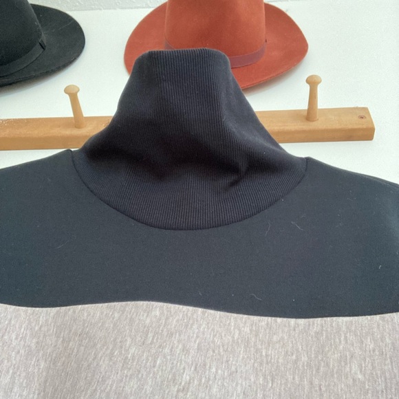 New Balance Pull over - chic and fab! - Picture 3 of 4